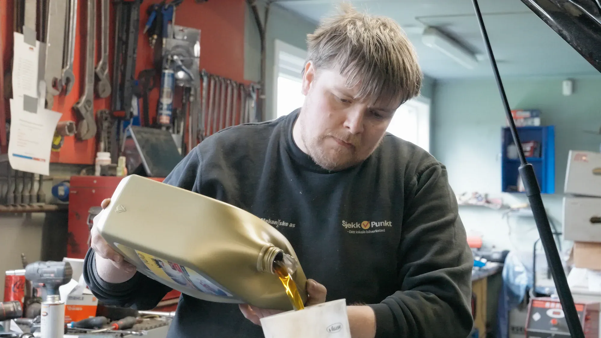 Mekaniker utfører hydrogenrens av bilmotor hos Bil og Mekaniske AS